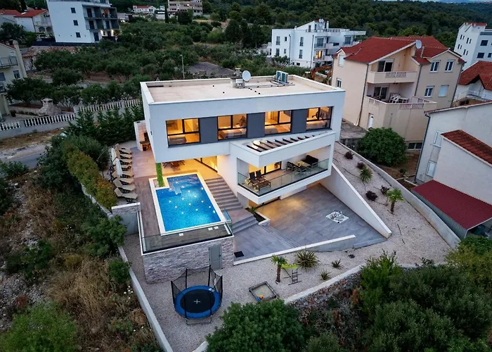 Villa Villalux2022 Mit Pool Beheizt Trogir