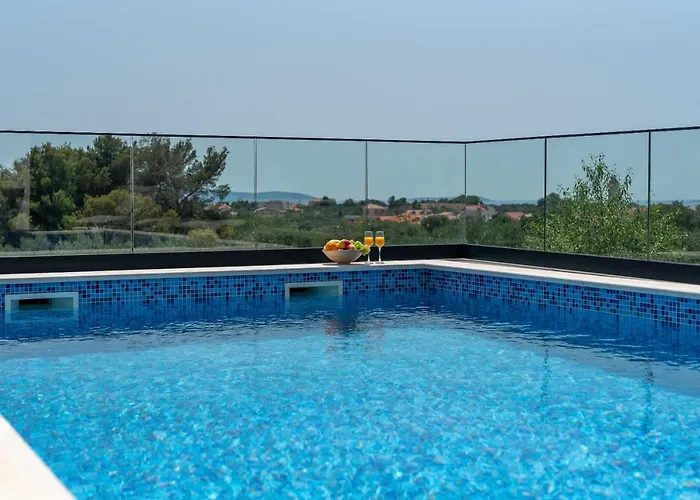 Villalux2022 Mit Pool Beheizt فيلة تروغير